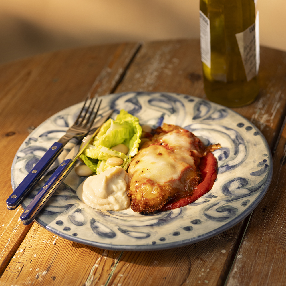 Chicken parmesan med bönhummus och mozzarella