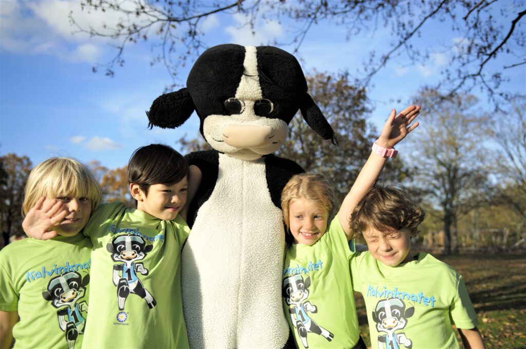 En bild på barn och Kalvin som symbolerar Skånemejeriers och MAIs barnlopp Kalvinknatet