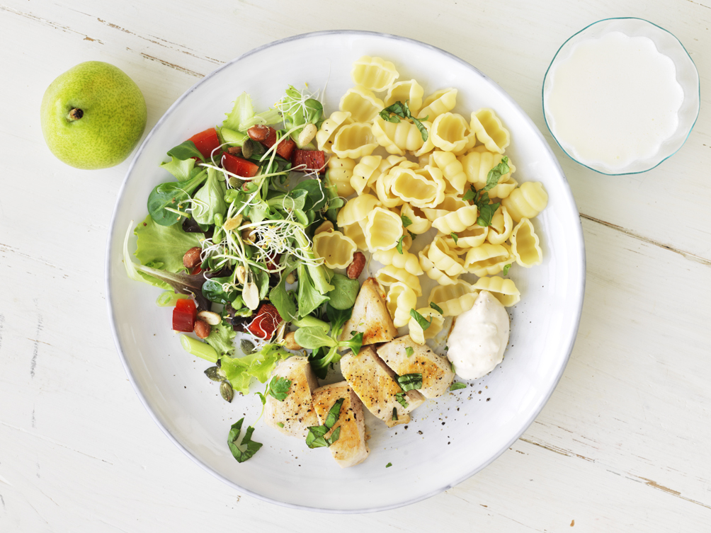 En god måltid med pasta, sallad och kyckling.