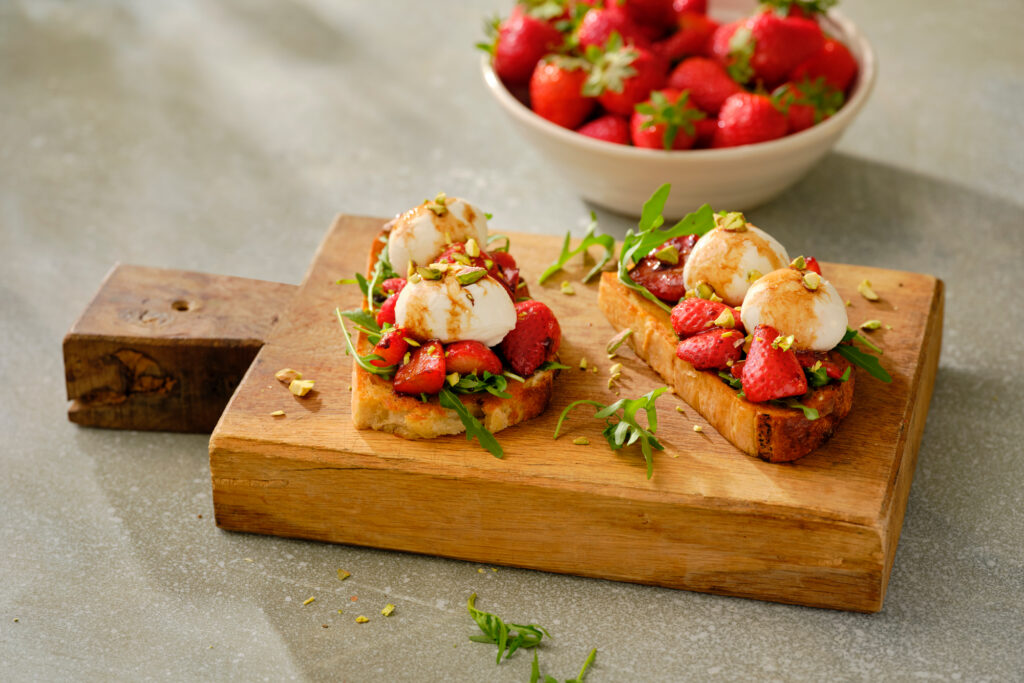 Rostade jordgubbar på surdegsbröd med Mini Burrata