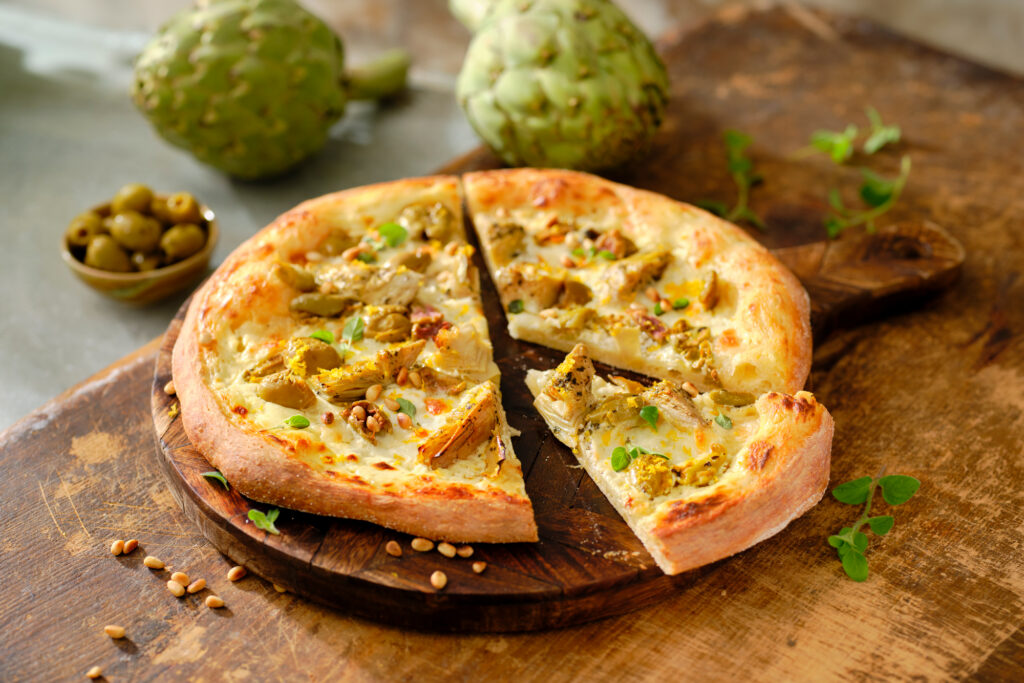 Pizza bianca med kronärtskocka och gröna oliver