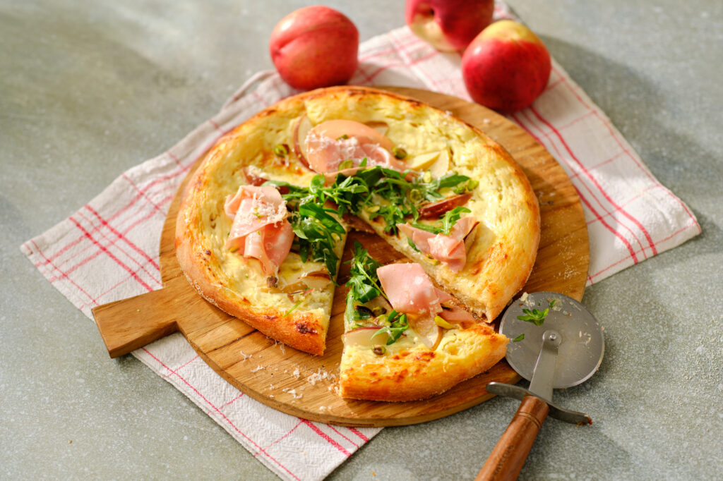 Pizza bianca med nektarin, ruccola och mortadella