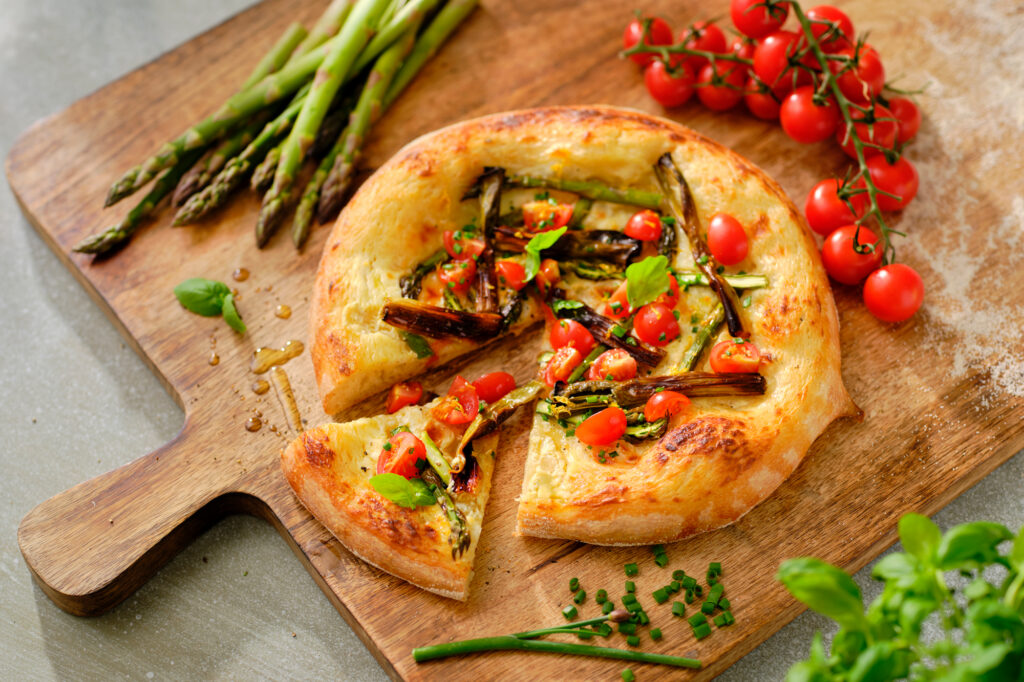 Pizza Bianca med sparris och salladslök