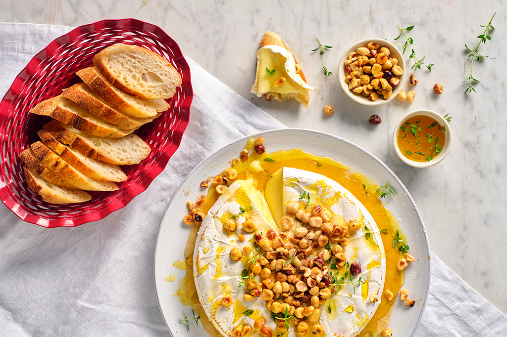 Ugnsbakad Brie med honung, citrontimjan och rostade hasselnötter